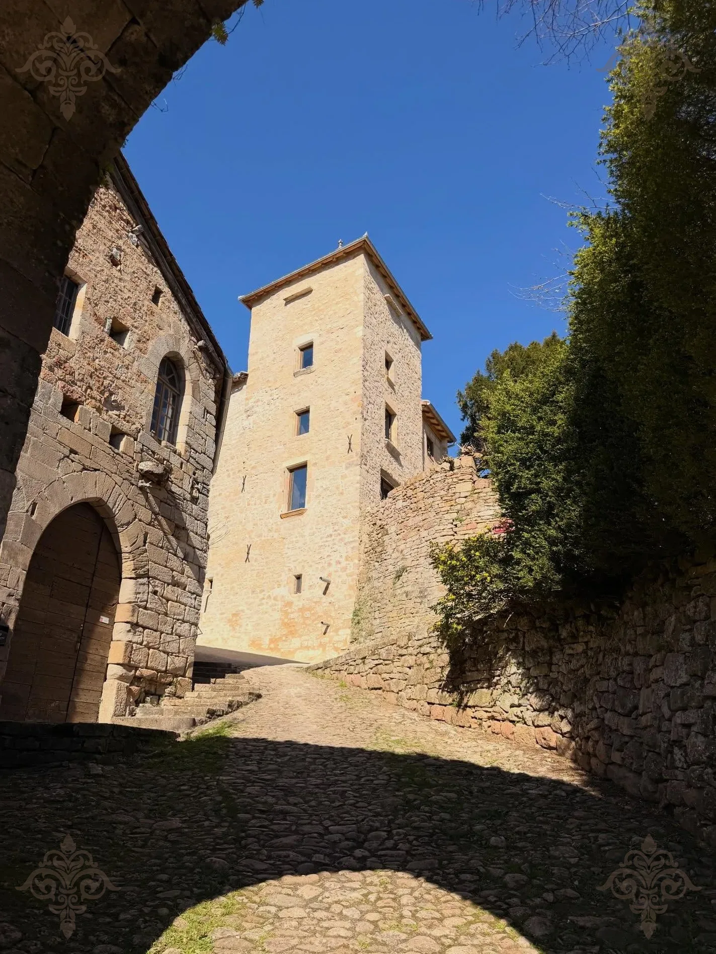 Tour médiévale restaurée