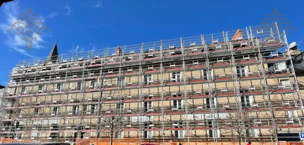 Échafaudage sur immeuble à Rodez