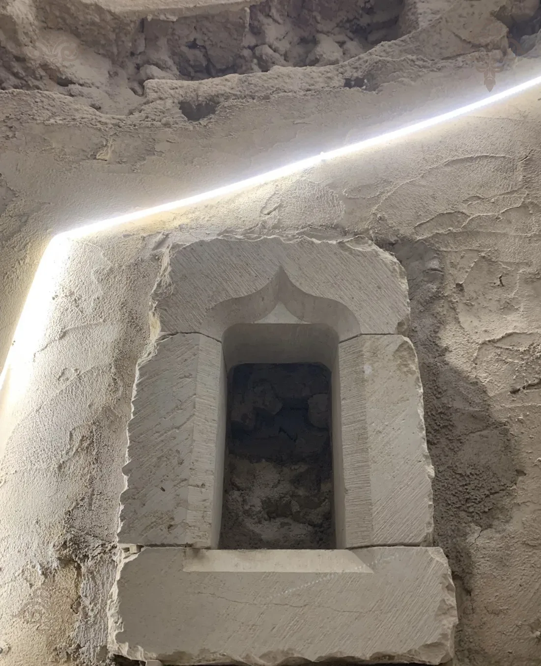 Niche en pierre sculptée